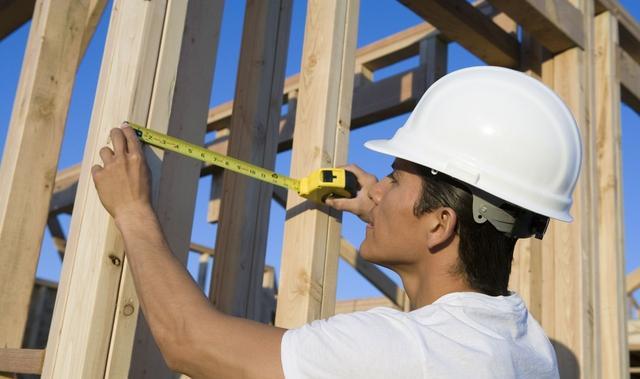 建筑工人受包工头雇佣工作与劳务公司之间是否存在劳动关系?