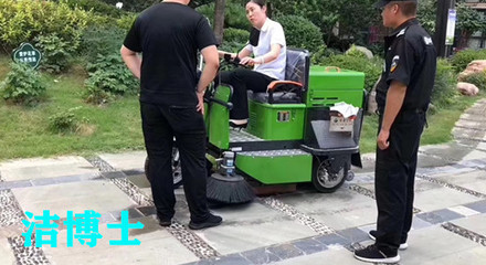 洁博士驾驶扫地车客户案例-上海华川保洁服务